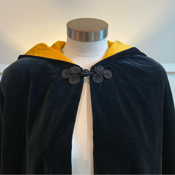 Vintage 80s J. Harris Black Velvet Opera Cloak Cape with Hood, Gothic Wicca Glam - Picture 2 of 7